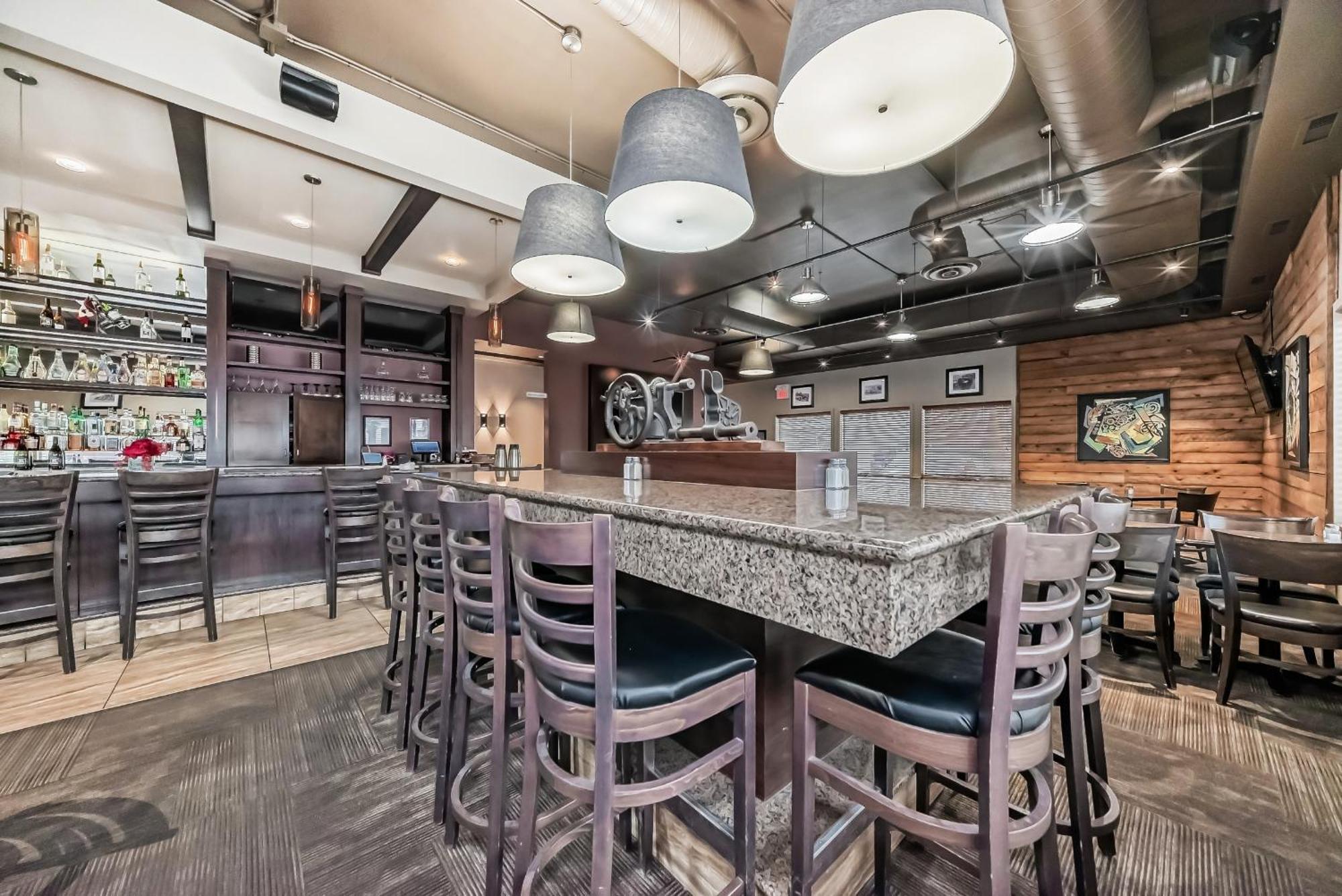 Stony Plain Inn & Suites Экстерьер фото